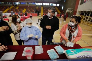 Las Heras, Daniel Orozco ayudó a vacunar 2