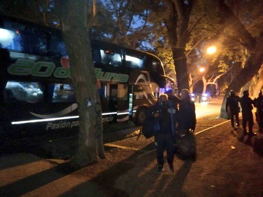 Independiente Rivadavia, atacaron el micro de la delegación