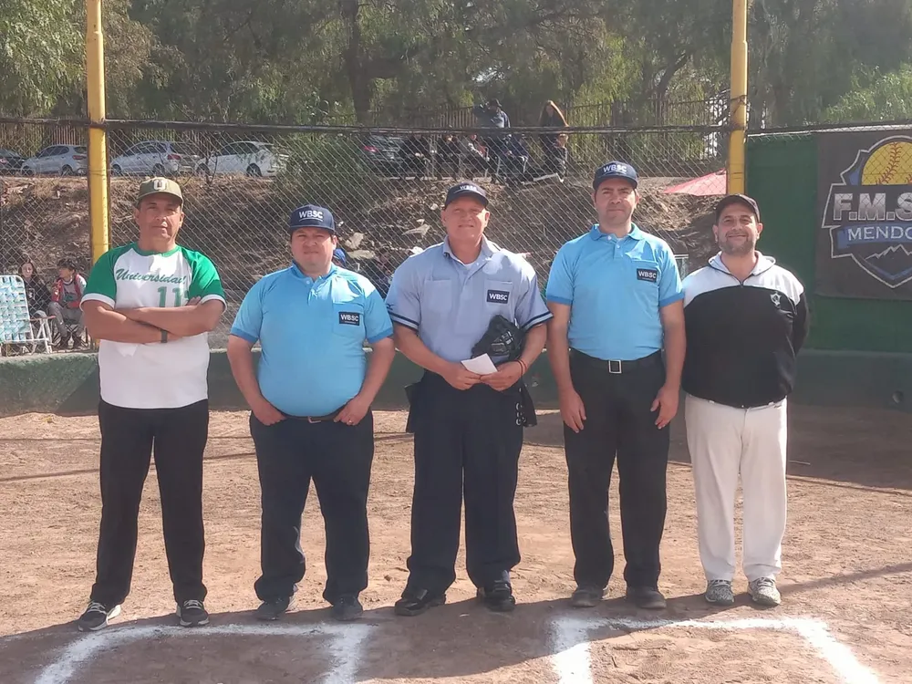 Softbol, arbitraje de lujo en la final