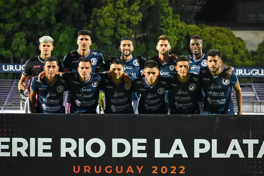 Futbol, Independiente Rivadavia, cuadrangular en Uruguay