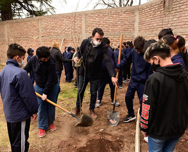 tadeo-en-plantacion-de-arboles-ecuela-tomas-godoy-cruz