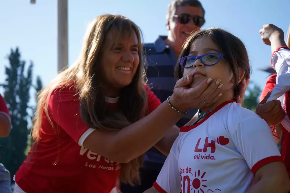 Las Heras, entrega de remeras, helados y juguetes
