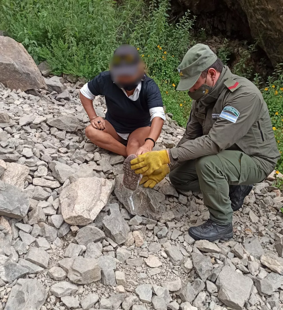 asisten_a_una_mujer_que_se_habia_lesionado_cuando_ascendia_a_una_montana_rocosa