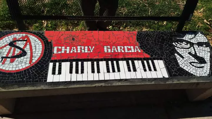banco homenaje a charly garcia en parque san vicente godoy cruz