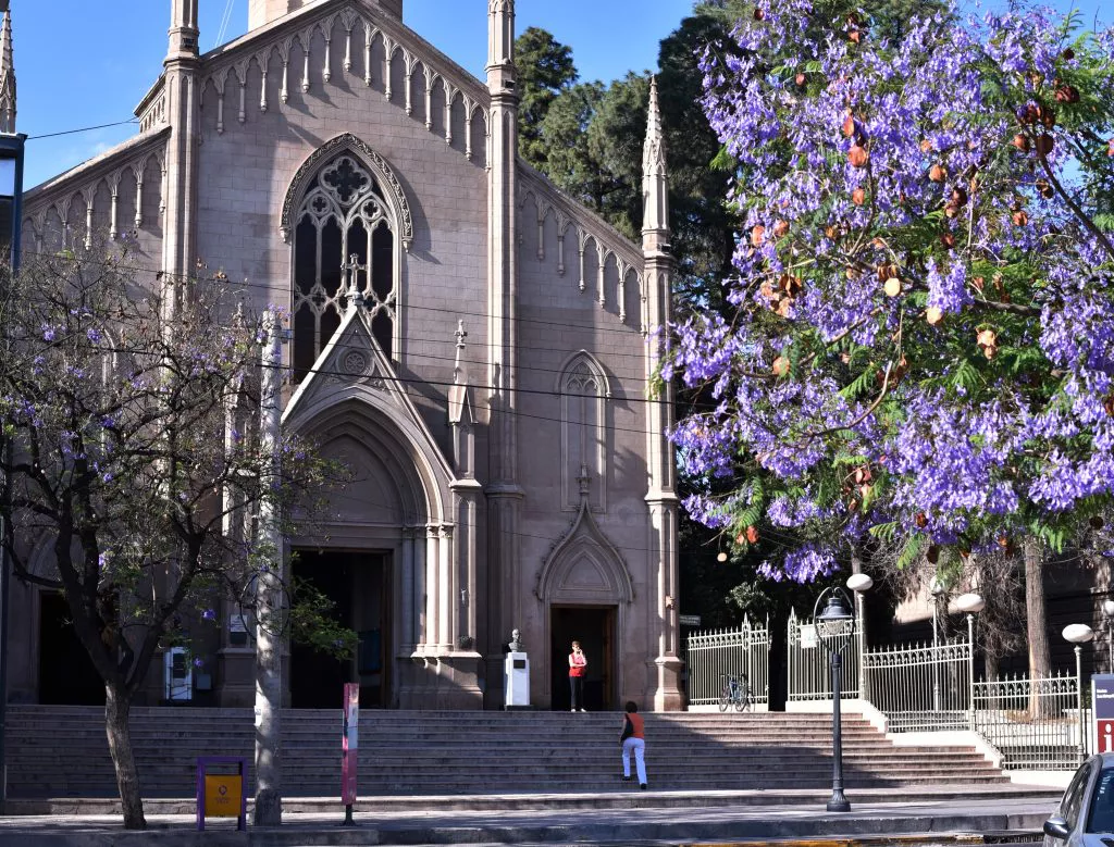 jacaranda-godoy-cruz-iglesia-san-vicente