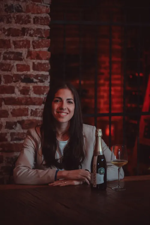 Ana Paula Bartolucci_junto el Chandon Extra Brut recientemente elegido como Mejor Espumoso Argentino 2023