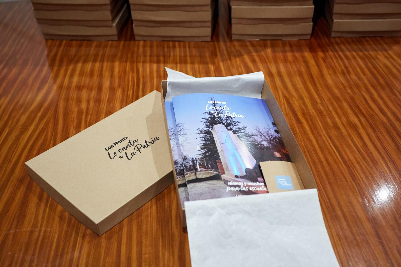 LH, himnos y marchas patrias