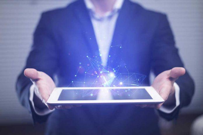 data-tablet-digital-hombre-innovacion