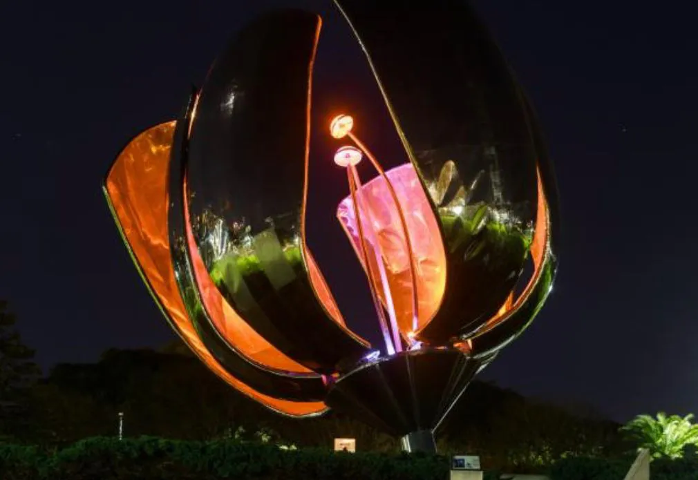Floralis Genérica iluminada de naranja