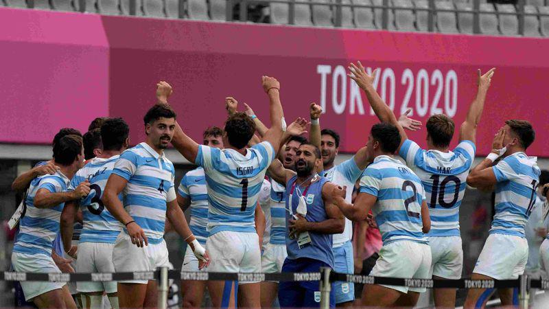 JJ OO, Pumas Seven, recibimiento villa olimpica