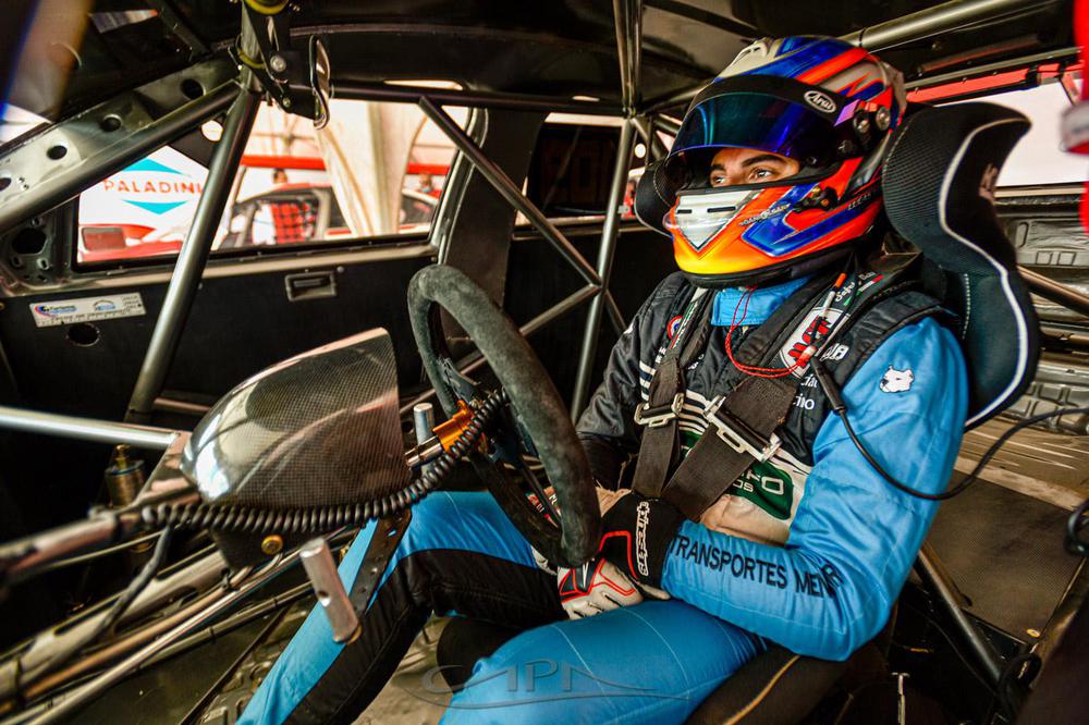 Lucas Vicino, auto y equip