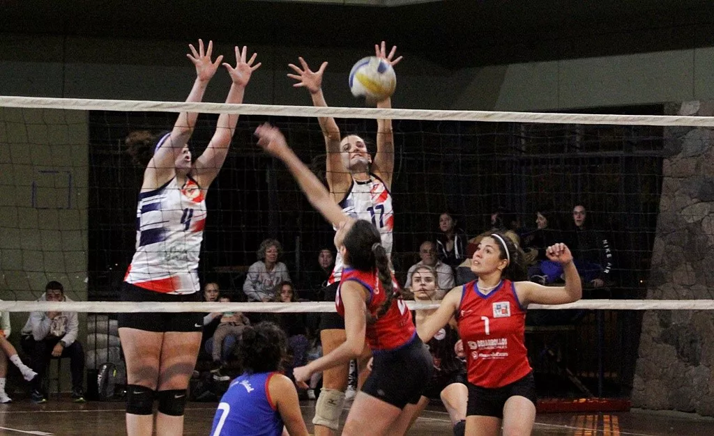 Vóley, Policial puntero, 3 a 0 a Regatas