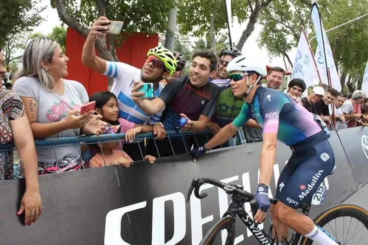 Vuelta a San Juan, Súperman Lopez con la gente