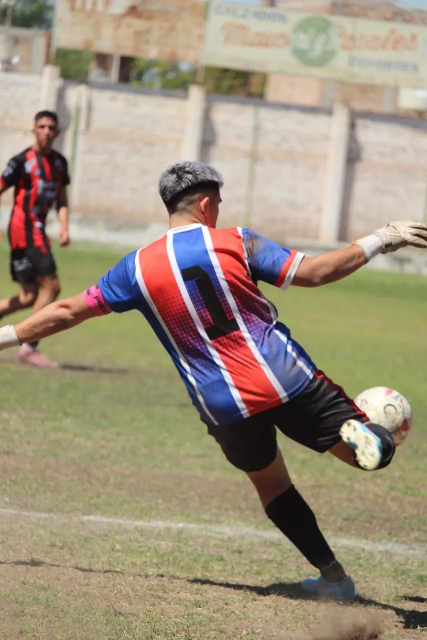 Futbol, Lautaro Czckil promesa en el arco