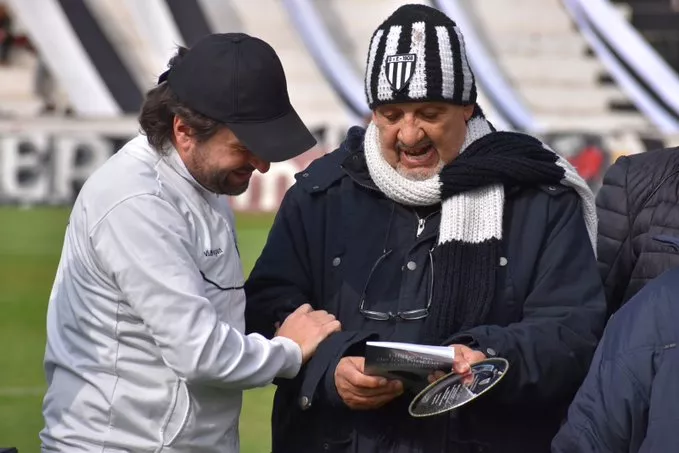 Reconocimiento de Gimnasia a Cato Aguilar