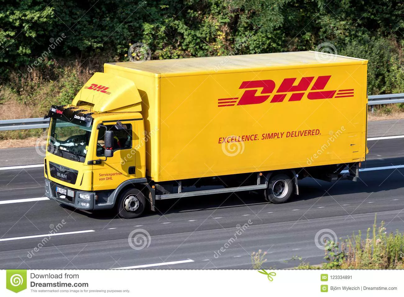 camión-de-dhl-en-la-autopista-123334891