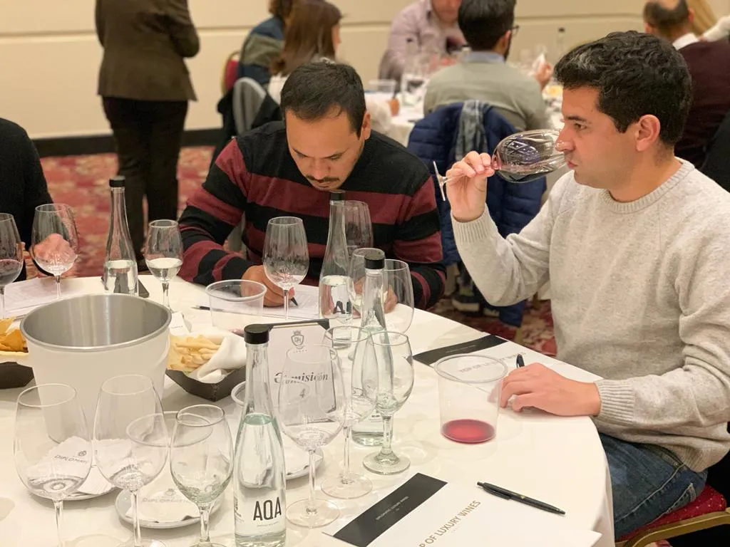 Enólogos degustando