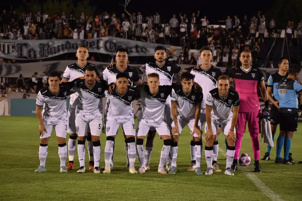 Nacional, Gimnasia no puede ganar de local