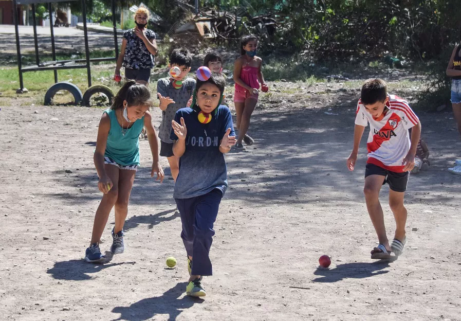 niños-jugando-barrio-urundel