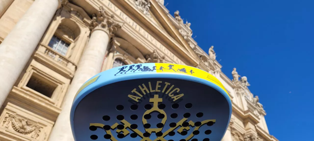 Padel, subastan la pala del Papa