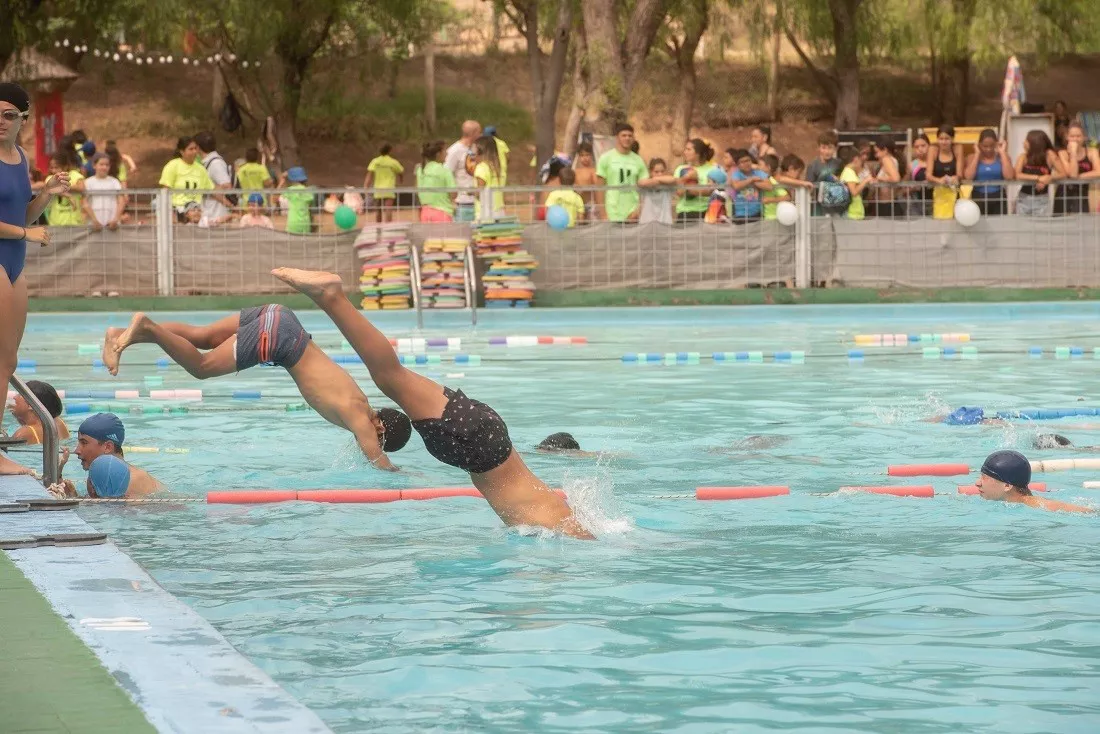 Natatlón solidario, reunieron 250k de leche