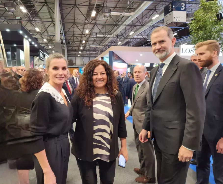 Vicario-con-los-Reyes-de-Espana