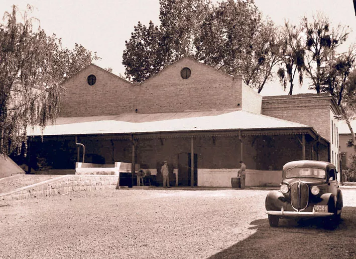 fachada bodega modelo siglo XX