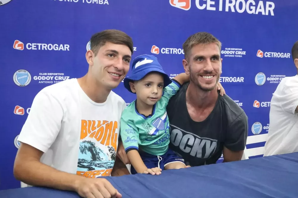 Godoy Cruz, jugadores firrman camisetas