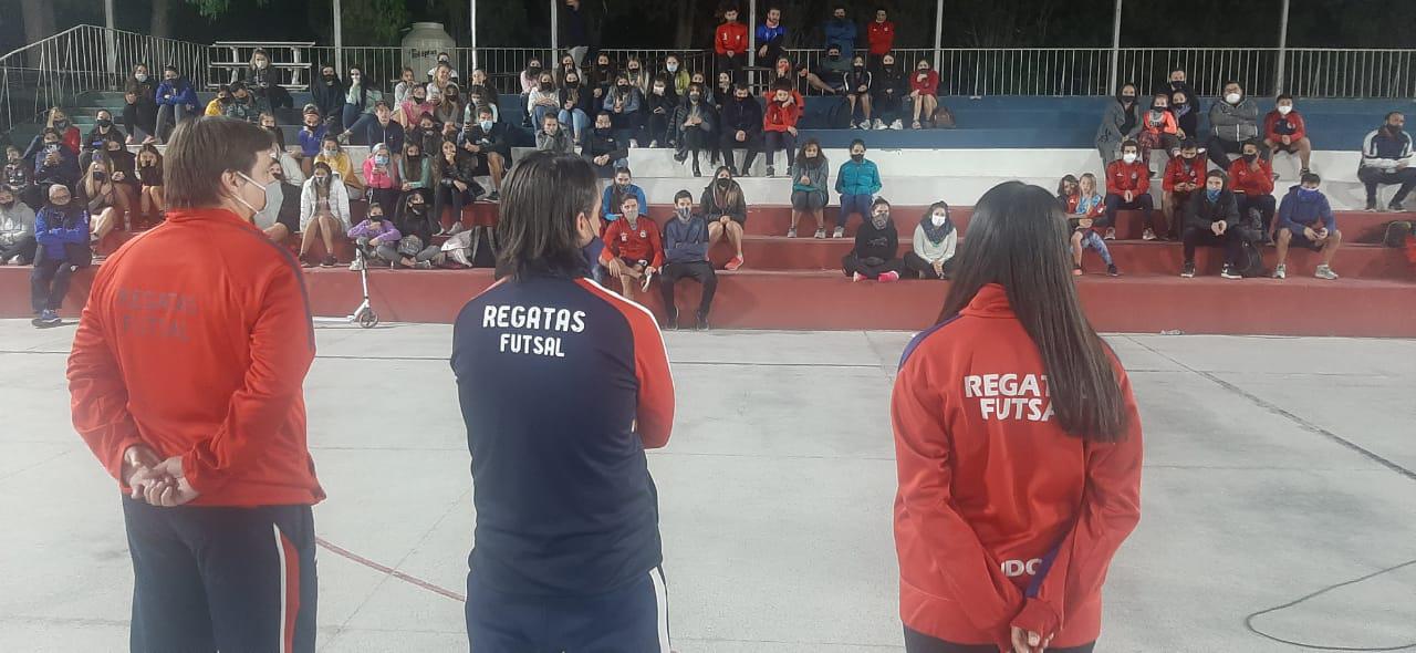 Regatas presentó el futsal femenino