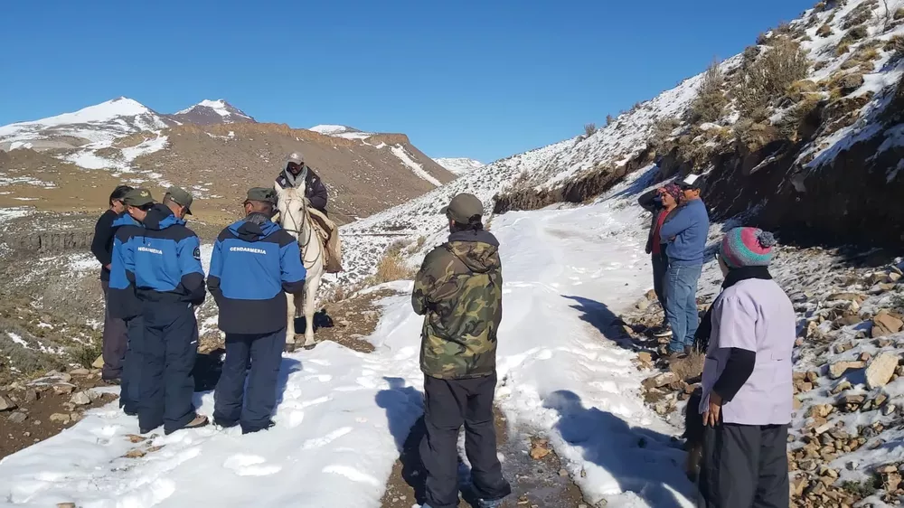 auxilian_a_dos_pobladores_extraviados_en_zona_cordillerana