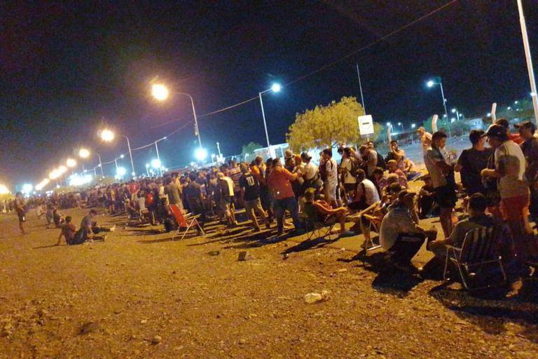 San Juan, largas filas para conseguir entradas