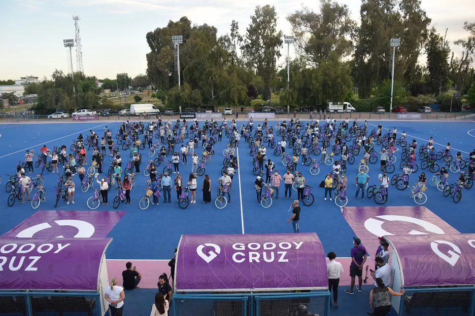 tadeo-garcia-zalazar-entrega-de-bicis-a-abanderados-y-escoltas-1