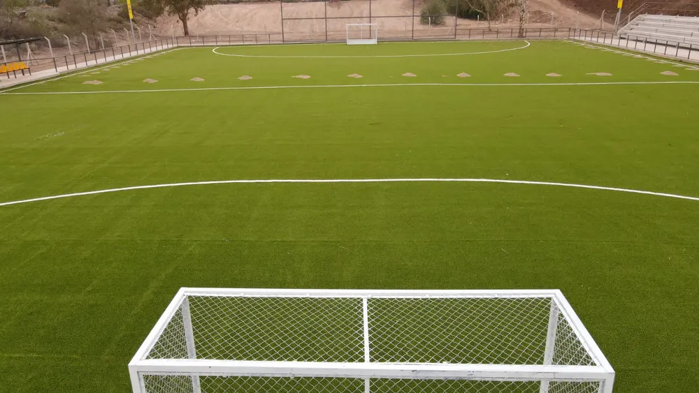Hockey, microestadio en Luján