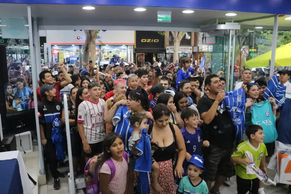 Godoy Cruz, hinchas con jugadores