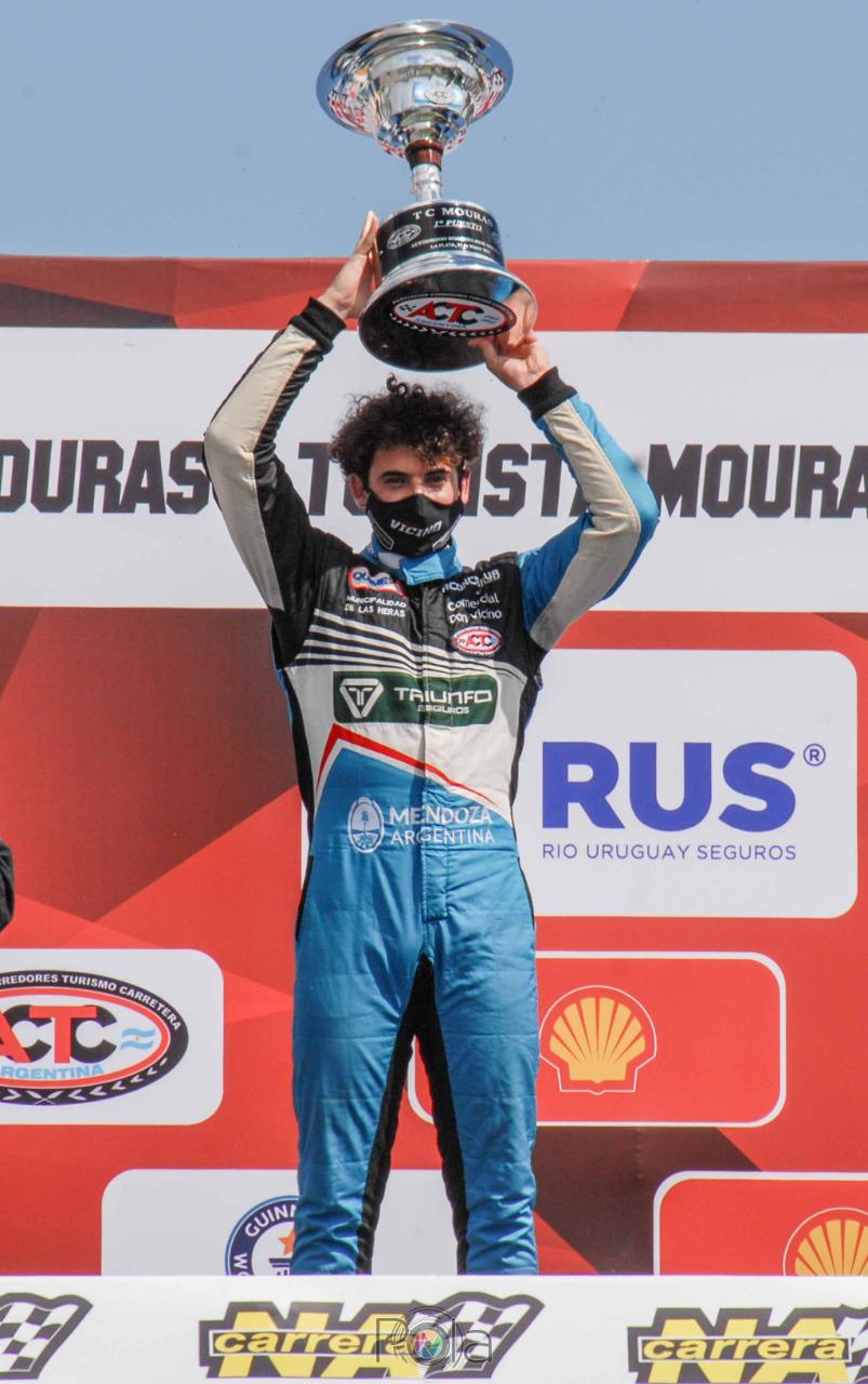 Lucas Vicino con la Copa