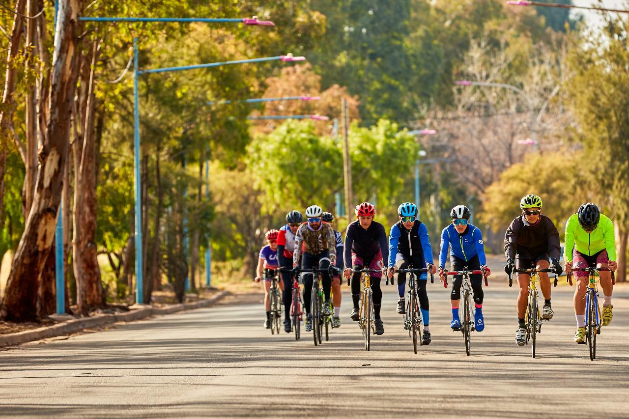 ciclistas en godoy cruz