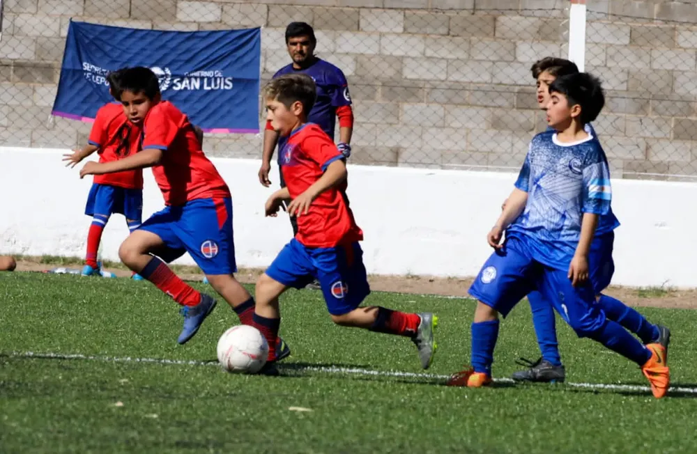 San Luis, Cesped sintético en Huracán