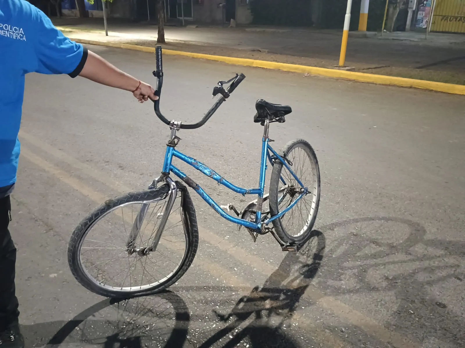 Un ciclista terminó bajo las ruedas de un camión en San Juan
