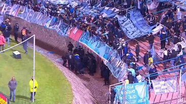 Copa Argentina, hincha cayó al foso