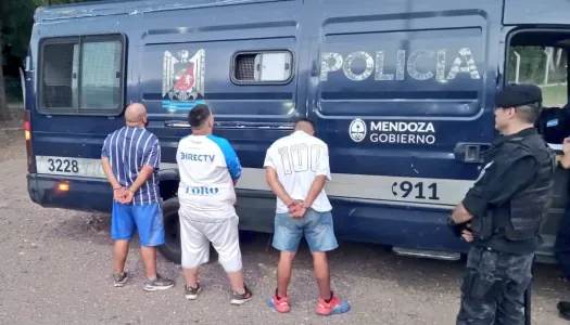 Tribuna segura, tres hinchas tombinos