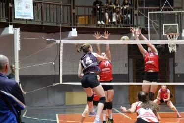 Voley, femenino, Policial eliminó a Regatas