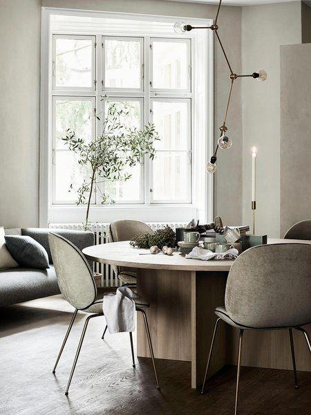 VAJILLA. MESA. SILLAS