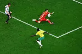 Qatar 2022, atajada del Dibu sobre el final con Australia