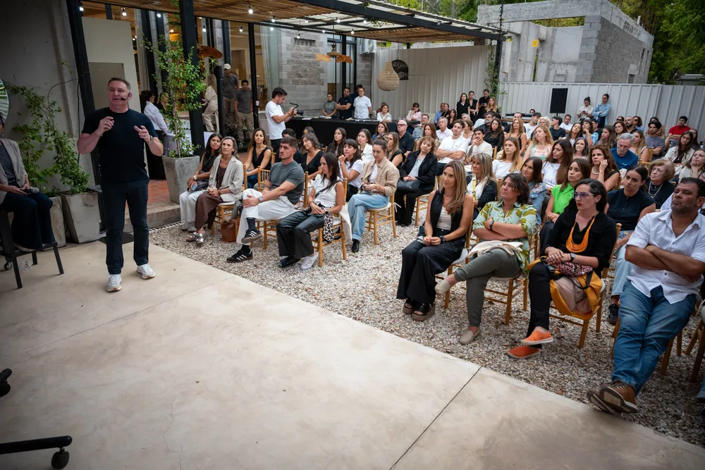 El jardín de Nuestra Tierra Interiores fue escenario para la charla sobre tendencias y diseño