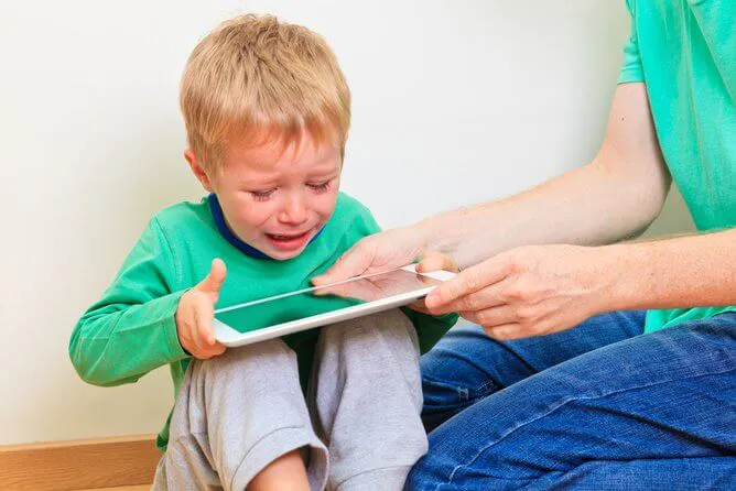 nino-llorando-tablet