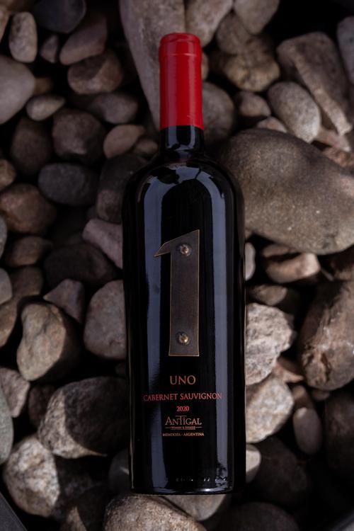 Uno Cabernet Sauvignon sobre piedras1