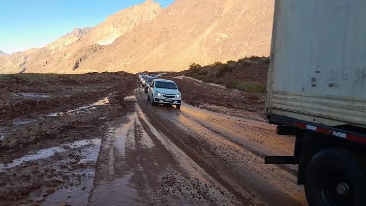 #SeguridadCiudadana En la noche de este domingo, se registraron dos #aludes simultáneamente en Ruta 7, kilómetros 1174 y 1176. El primero de una longitud de 60 metros aproximadamente y el segundo de 400 metros;