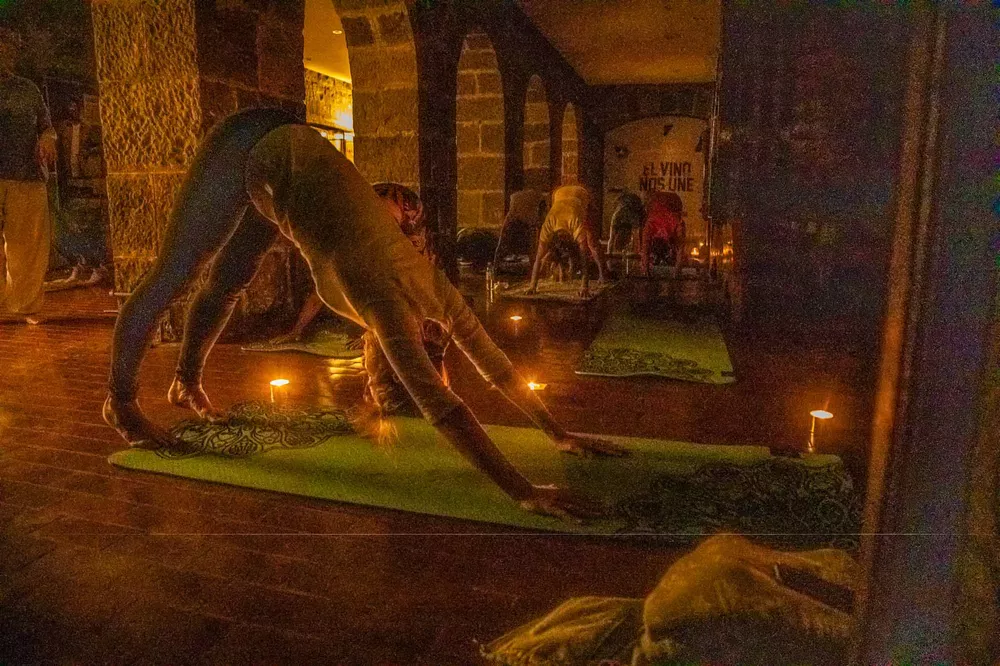 La postura del perro boca abajo, para estirar columna y flexibilizar hombros