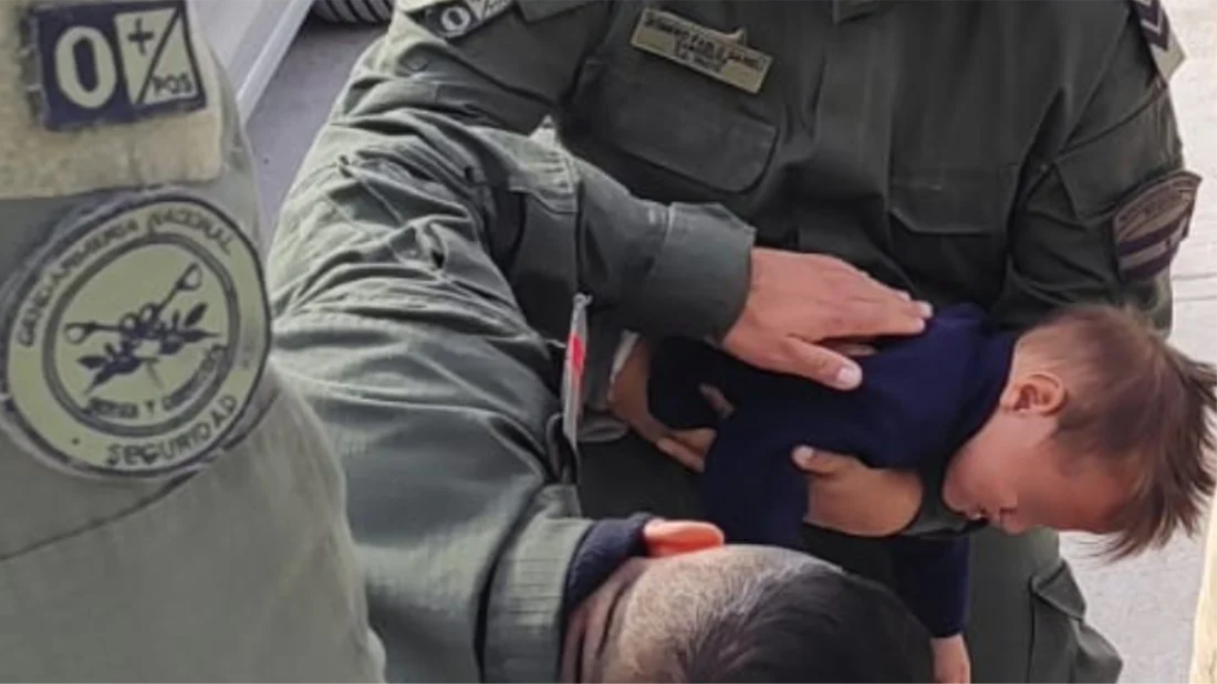 Gendarmes realizaron la maniobra Heimlich a un menor que se había ahogado (1)