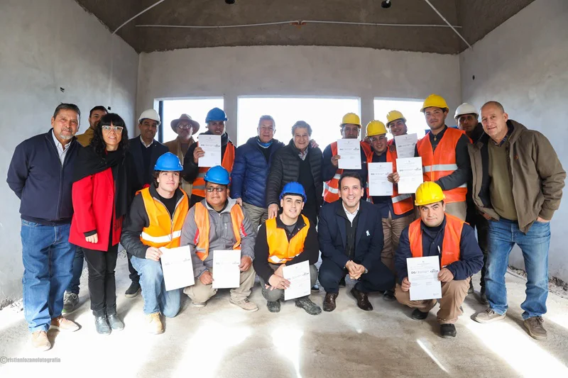 El misnitro García Zalazar, autoridades de CECIM y los trabajadores de la obra.